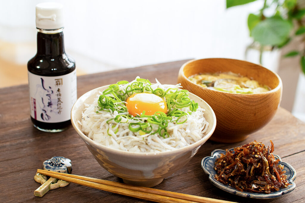 しらす丼・しらす丼の醤油・佃煮と味噌汁の定食