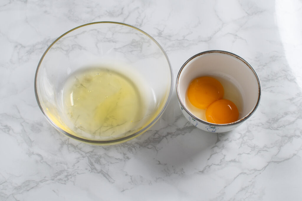 卵は卵白と卵黄に分けて、きれいなボウルに割り入れる。