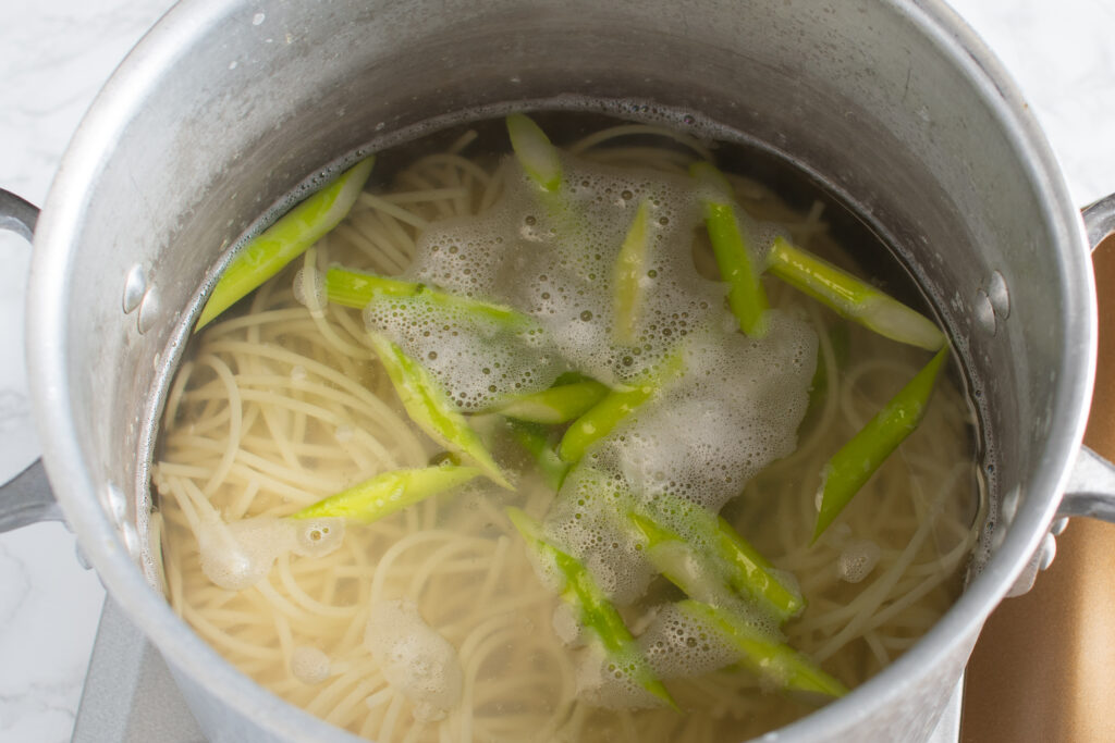 パスタと切ったアスパラガスを茹でる。