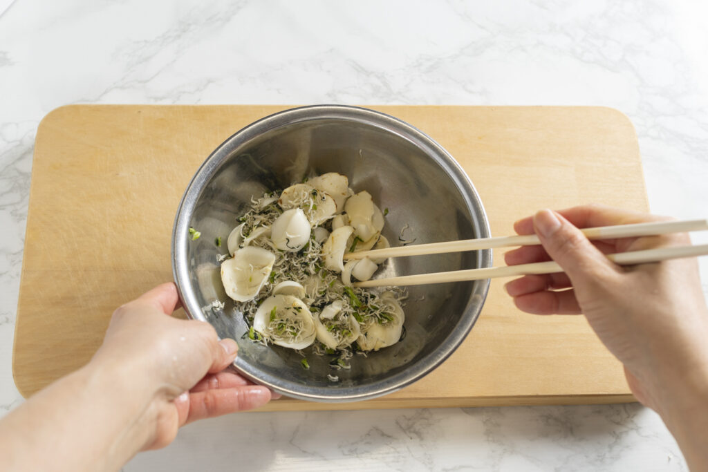 ボウルにゆり根とちりめんじゃこを入れ、よく混ぜ合わせた天ぷら粉と水を加える。